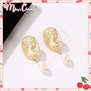🍒 Portrait Pearl Earrings